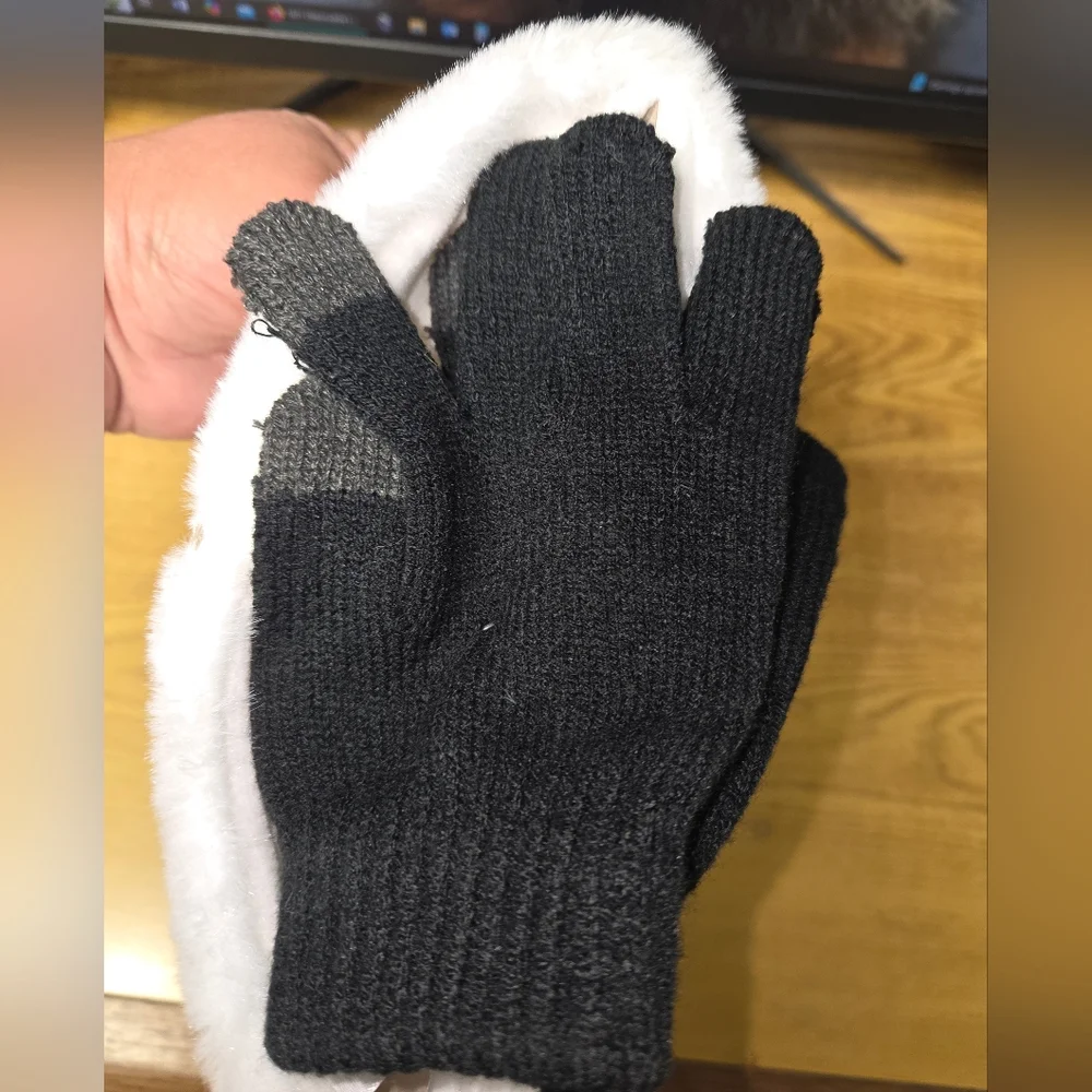 Justice White and Black Snoopy Hat with Gloves